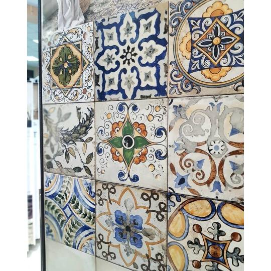 mediterran mintas festett klasszikus konyha csempe rusztikus vintage viragos olasz toszkan kopottas koptatott falburkolat lameridiana 4.jpg
